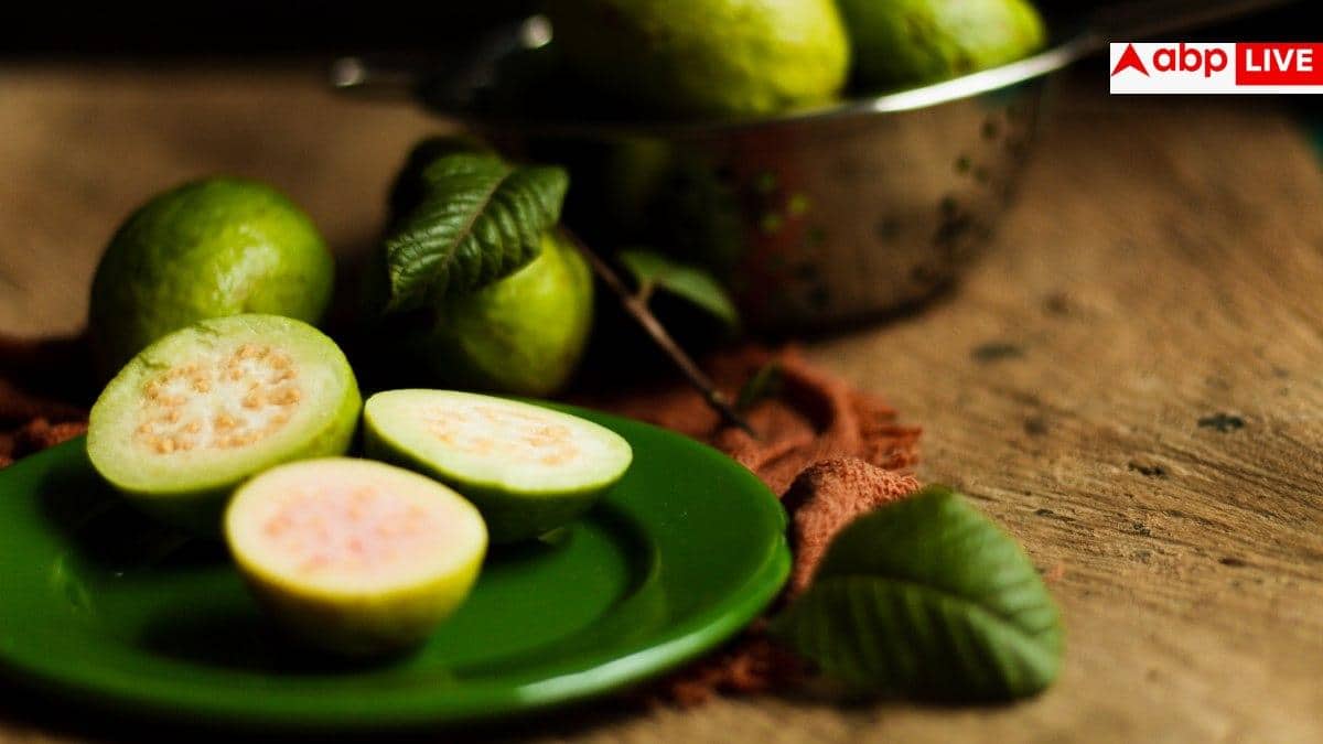 Guava Cleaning Method: सिर्फ पानी से धोकर अमरूद से नहीं हटते पेस्टिसाइड, जानें क्या है इसे साफ करने का सही तरीका?