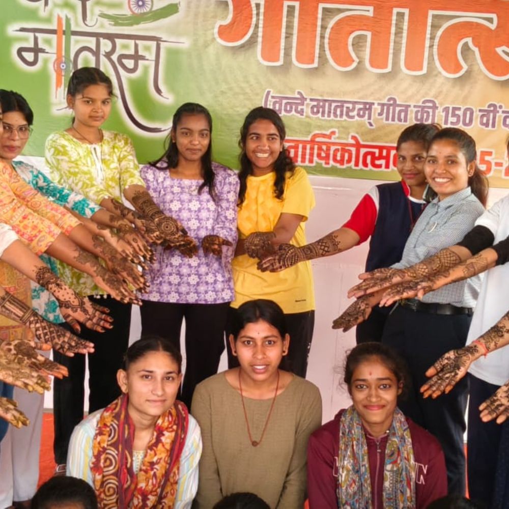 स्नेह सम्मेलन: छात्राओं ने दिखाई साहित्यिक और रचनात्मक प्रतिभा