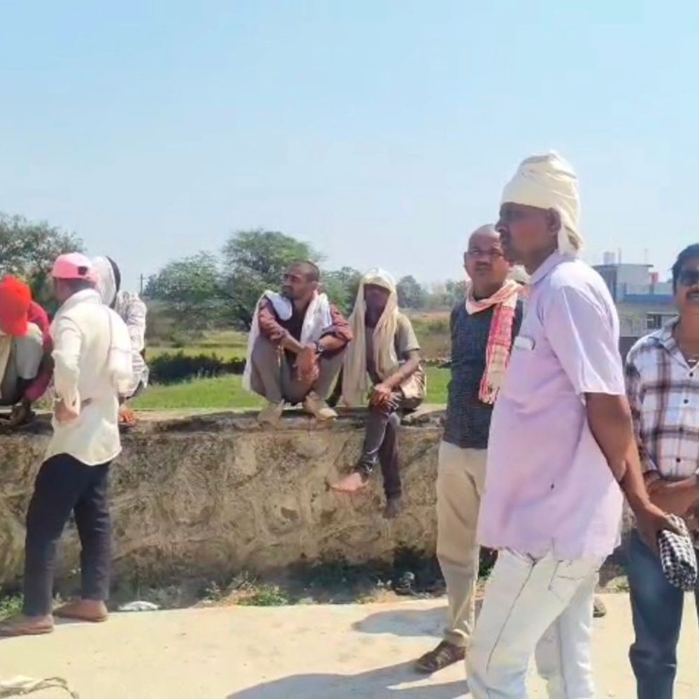 डूंगरपुर में सड़क किनारे मिला शव:अज्ञात वाहन की टक्कर से मौत, घटनास्थल से वाहन की आगे की लाइट के टुकड़े भी बरामद