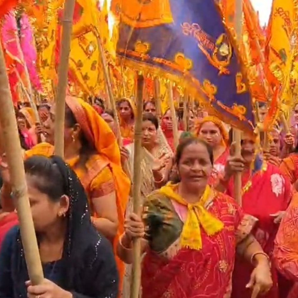 देवास में फाल्गुन एकादशी पर निकली निशान यात्रा:1101 श्याम भक्त केसरिया ध्वज लेकर हुए शामिल