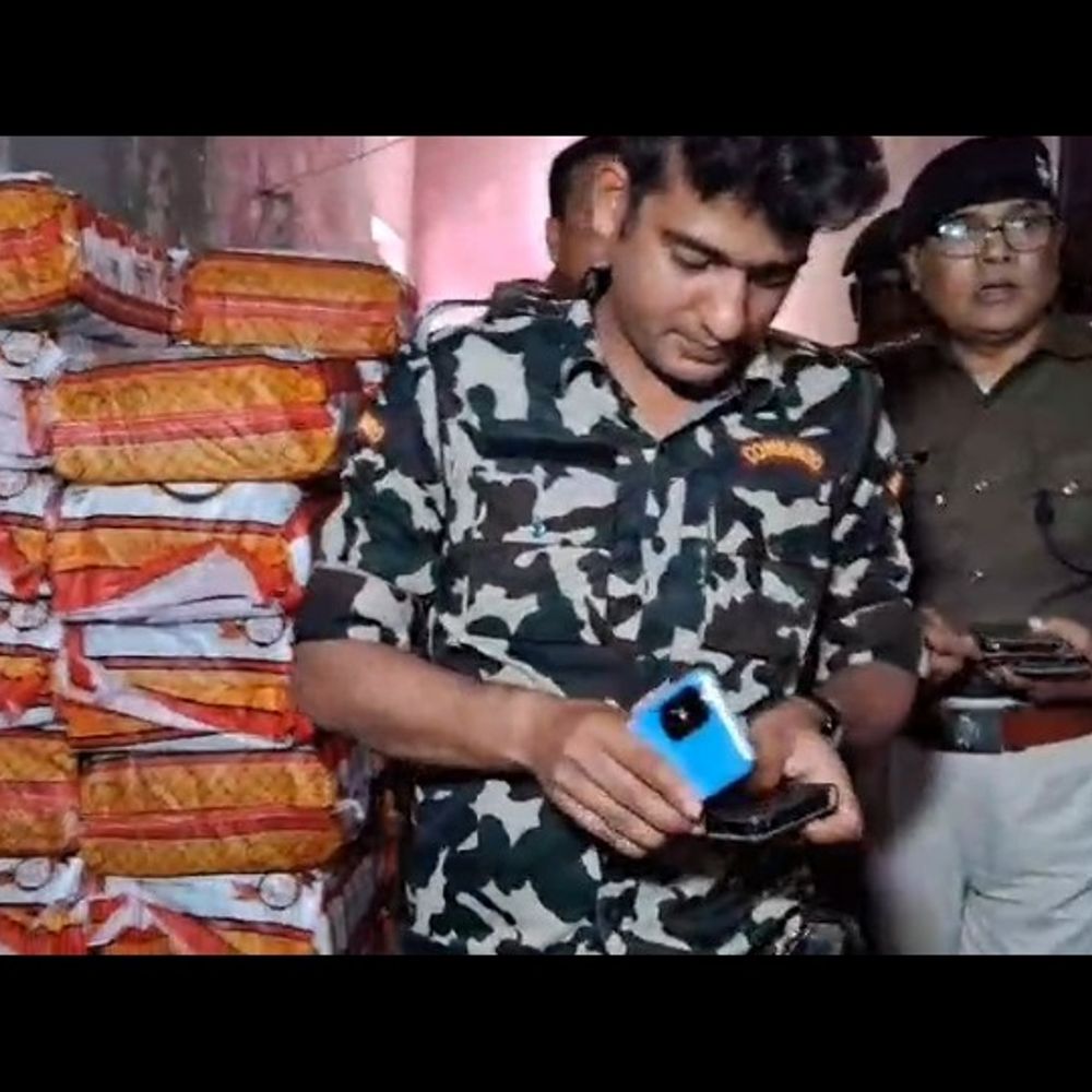 राशन डीलर के घर नकली शराब फैक्ट्री का भंडाफोड़:हजारों लीटर स्पिरिट, बोतलें बरामद; 5 गिरफ्तार