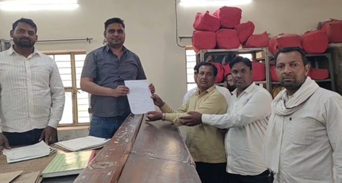 बयाना में बस संचालकों का फूटा गुस्सा, एसडीएम कार्यालय पर प्रदर्शन कर दिया ज्ञापन