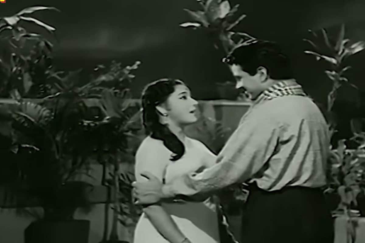 लता मंगेशकर का गाना, बालकनी में रोमांस करते दिखे धर्मेंद्र-माला सिन्हा, 64 साल बाद भी बयां करता है कपल की फीलिंग्स