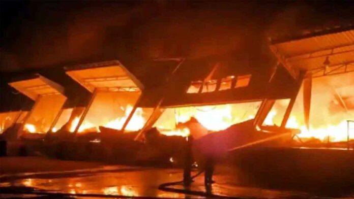 कोलकाता के टॉलीगंज में बहुमंजिला इमारत में आग, कई फिल्मी सितारे सड़क पर आए