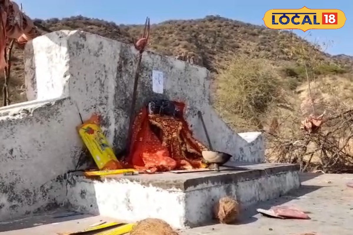 Sati Mata Temple Tilora: रेतीली पहाड़ी पर 'माता' का चमत्कार! 3 साल से बिना रुके बह रही जलधारा, दर्शन के लिए उमड़ रहे श्रद्धालु