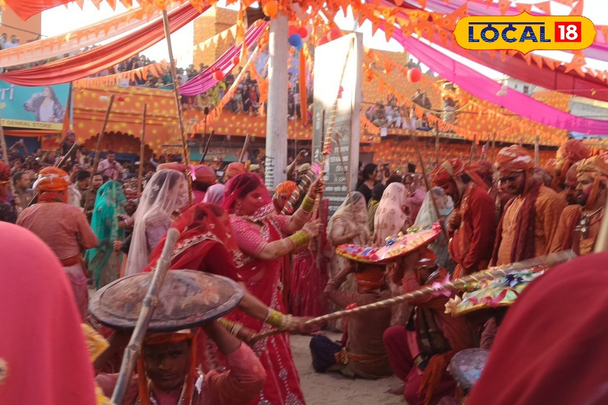 बरसाना के हुरियारों पर नंद गांव की गोपियों ने बरसाये प्रेम भरे लट्ठ, दिखी द्वापर की झलक