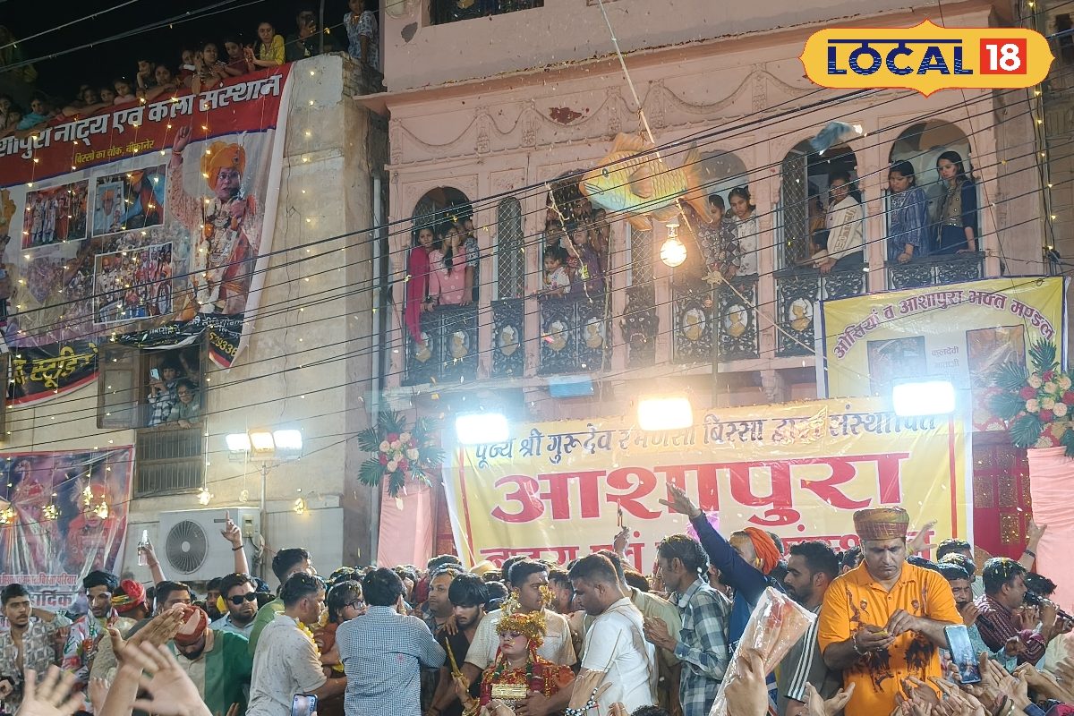 आधी रात को प्रकट हुईं आशापुरा माता! सोने के गहनों से सजे बाल स्वरूप के दर्शन को उमड़ता है पूरा शहर; देखिए 300 साल पुरानी परंपरा