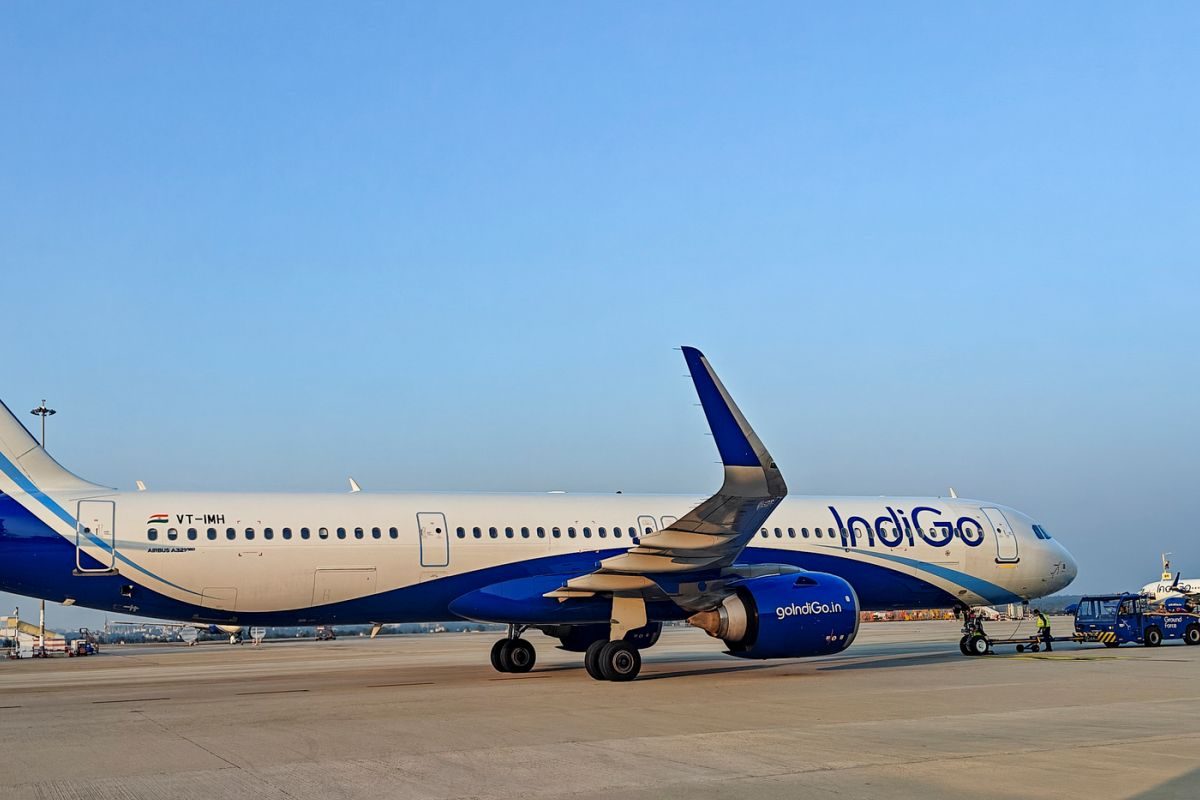 इंडिगो की फ्लाइट में 'लिपस्टिक' से लिखी बम की धमकी, कोलकाता में हुई इमरजेंसी लैंडिंग
