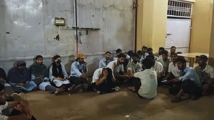 मेवाड़ यूनिवर्सिटी में 39 कश्मीरी छात्र कर रहे विरोध, पुलिस के साथ झड़प के बाद बढ़ा तनाव: जानें- क्या है पूरा मामला, बिना मान्यता के कैसे मिला एडमिशन