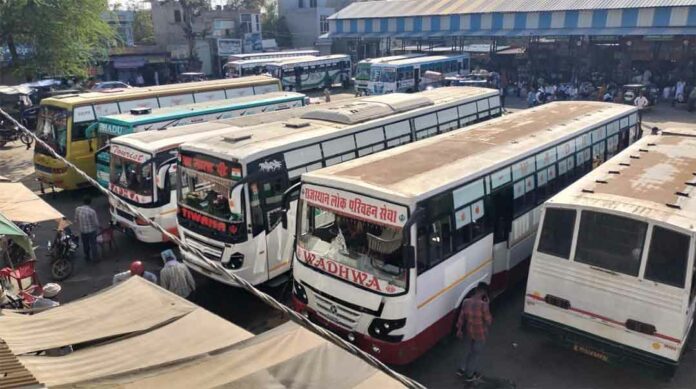 Bus Operators Strike: लोक परिवहन बस ऑपरेटर भी उतरे निजी बस ऑपरेटरों की हड़ताल के समर्थन में