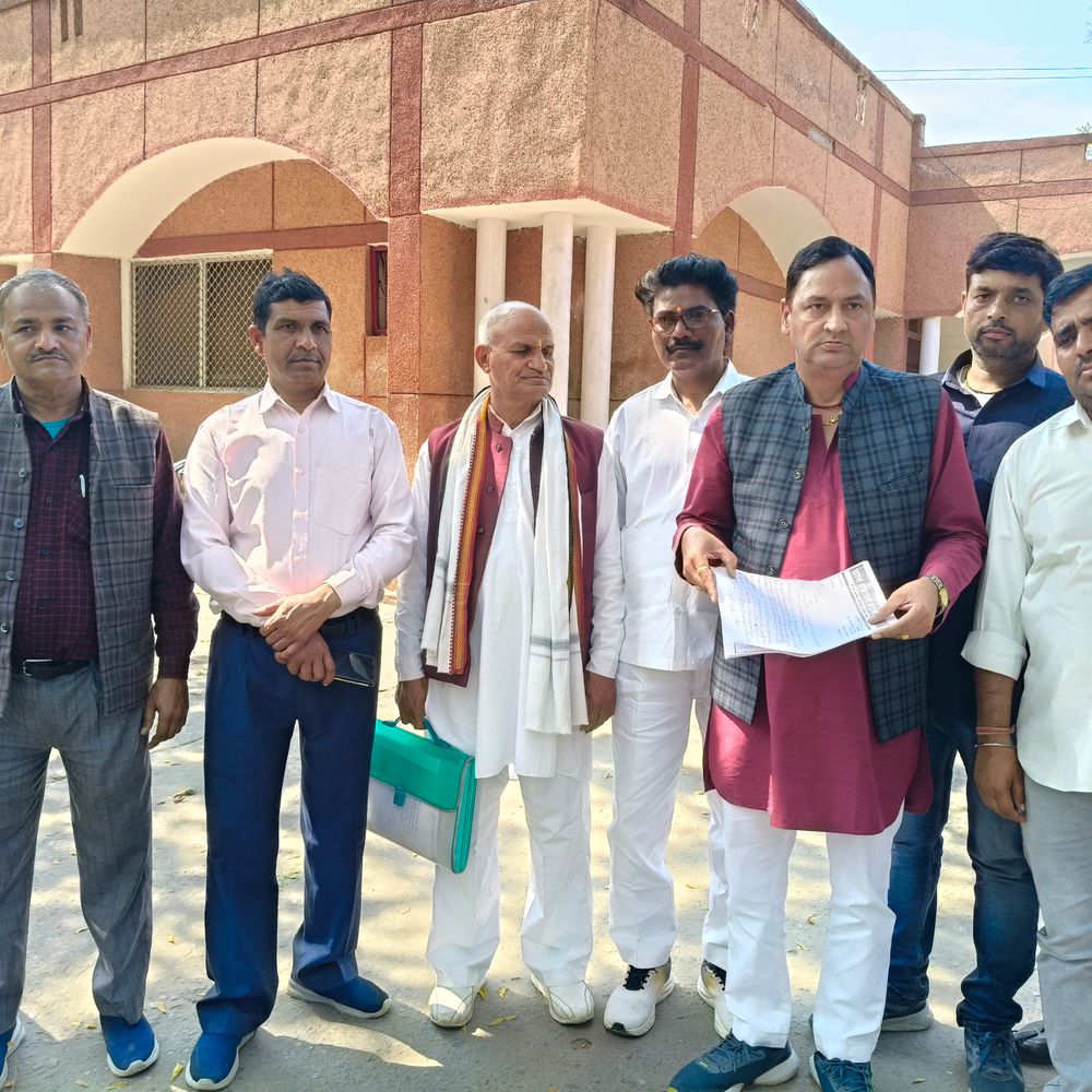 बल्देव ब्लॉक के प्रधानों ने जिलाधिकारी को सौंपा ज्ञापन:शोषण और अनुचित कार्रवाई का आरोप लगाया