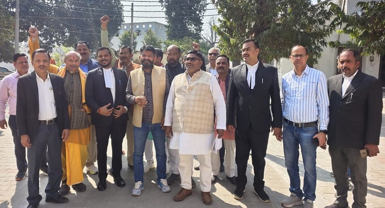 Lakhimpur Kheri News: बीएसए के खिलाफ कथित आपत्तिजनक टिप्पणी से आक्रोश