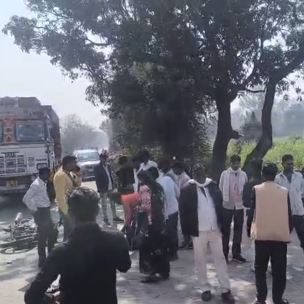 हरदोई में चार वाहनों की टक्कर:बस, बाइक, पिकअप और कार भिड़े, बाइक सवार गंभीर रूप से घायल