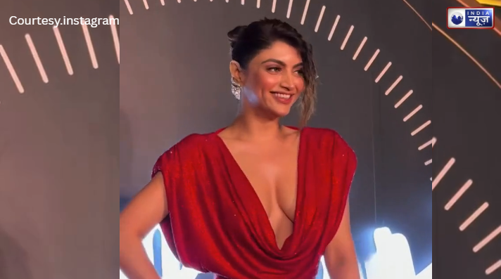Akanksha Puri के 'लाल बारूद' डीप नेक ड्रेस ने गिराई बिजली, इंटरनेट का पारा हुआ 100 के पार; देखिएगा संभलकर!