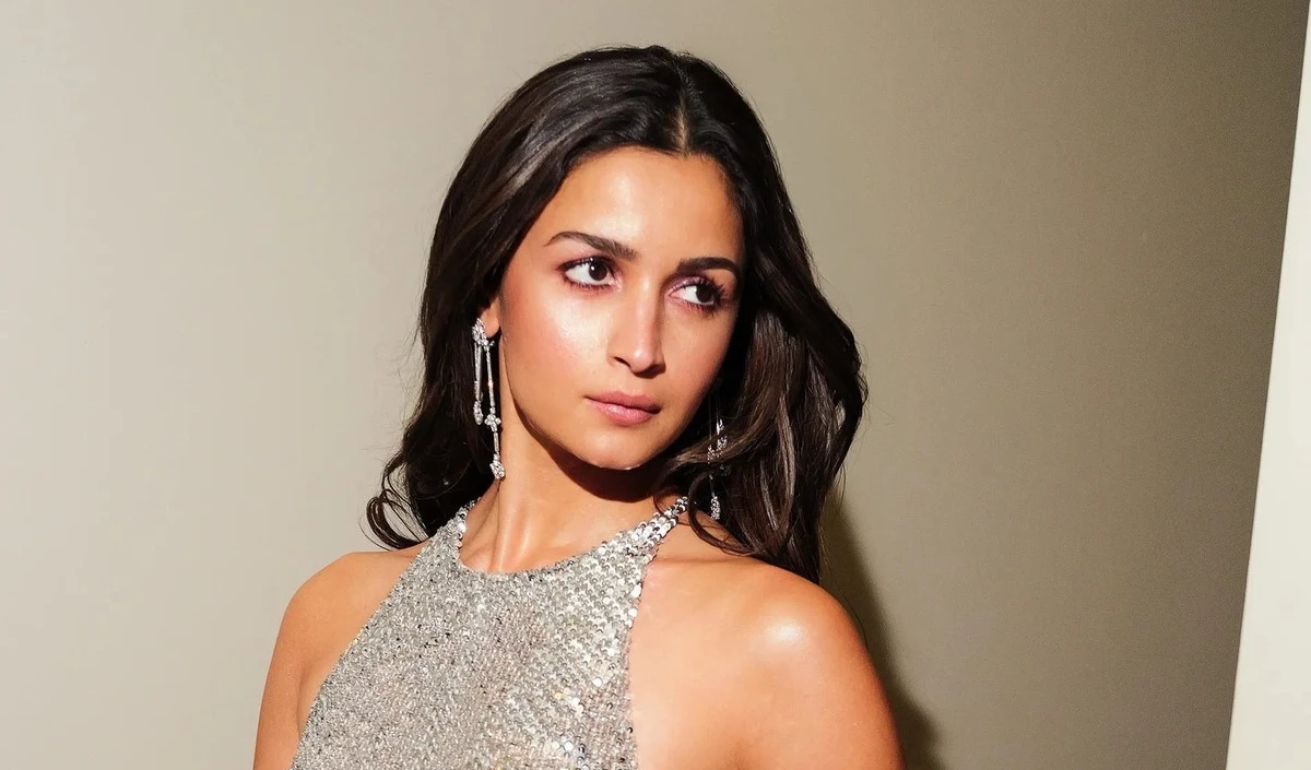 BAFTA 2026 | Alia Bhatt ने 'नमस्ते' से जीता दुनिया का दिल, हॉलीवुड के दिग्गजों के बीच बिखेरा भारतीय रंग!