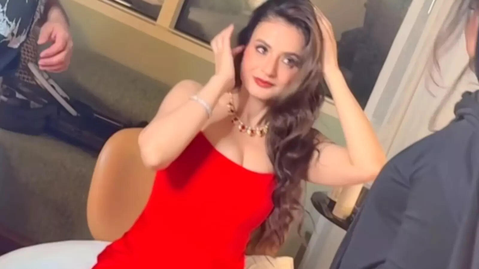 अमीषा पटेल ने गैर जमानती वॉरंट पर तोड़ी चुप्पी, बताई- यूपी में शादी में परफॉर्म वाले मामले की कहानी