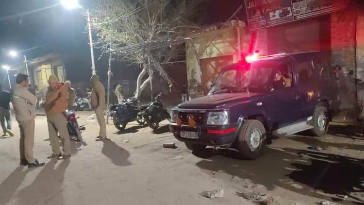 Amroha: कांवड़ियों के जत्थे पर पथराव, चार नामजद समेत 29 पर प्राथमिकी, कोतवाली में हंगामे के बाद तीन गिरफ्तार