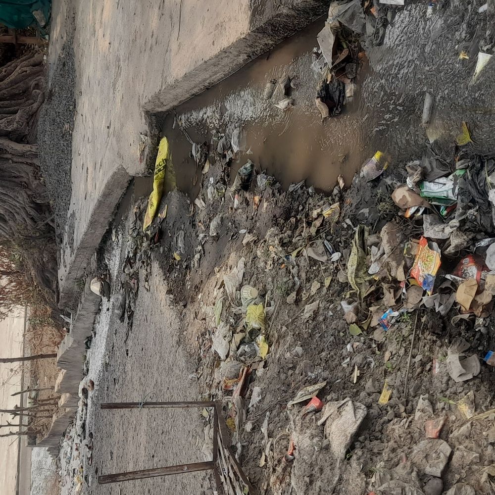 गांव के घरों से निकलने वाला पानी पक्की नाली से बिना ट्रीटमेंट सीधे नदी में मिल रहा