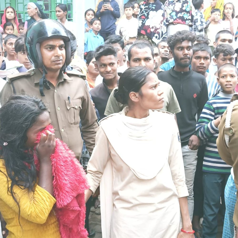 बच्चा चोरी के शक में विक्षिप्त महिला की पिटाई