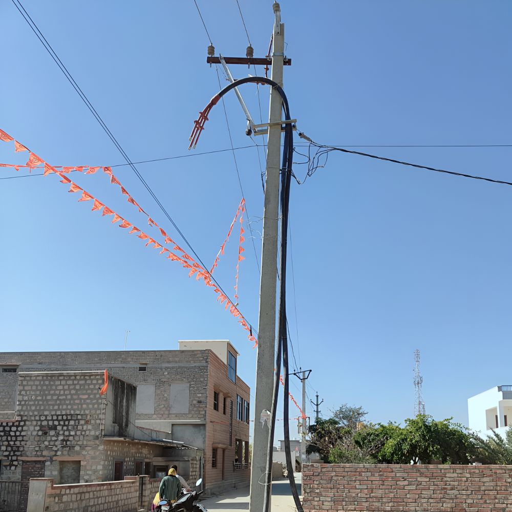 बलदेव नगर में 9-10 फीट ऊंचाई पर एलटी लाइनें, पांच माह बाद भी केबल शिफ्ट नहीं