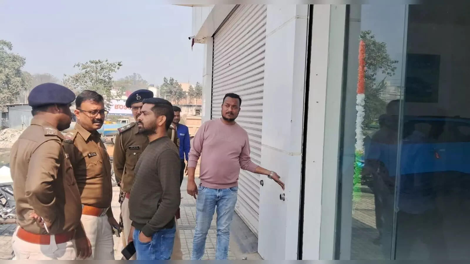 शोरूम से दो नई कारें ही नहीं, पहचान छुपाने के लिए सीसीटीवी कैमरे और डीवीआर भी ले भागे चोर