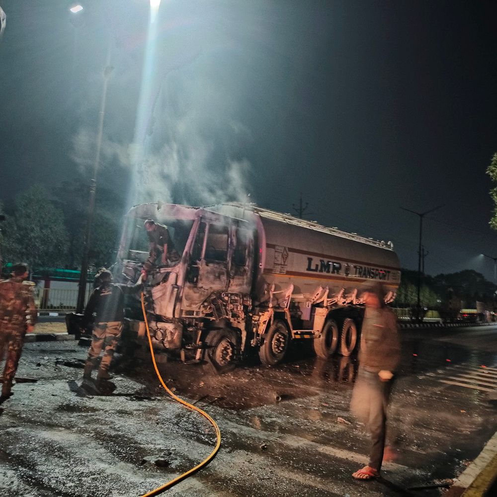 राजनांदगांव में एलपीजी टैंकर में लगी आग, बड़ा हादसा टला:केबिन जलकर खाक, शॉर्ट सर्किट से आग की आशंका, ट्रकों का लगा लंबा जाम