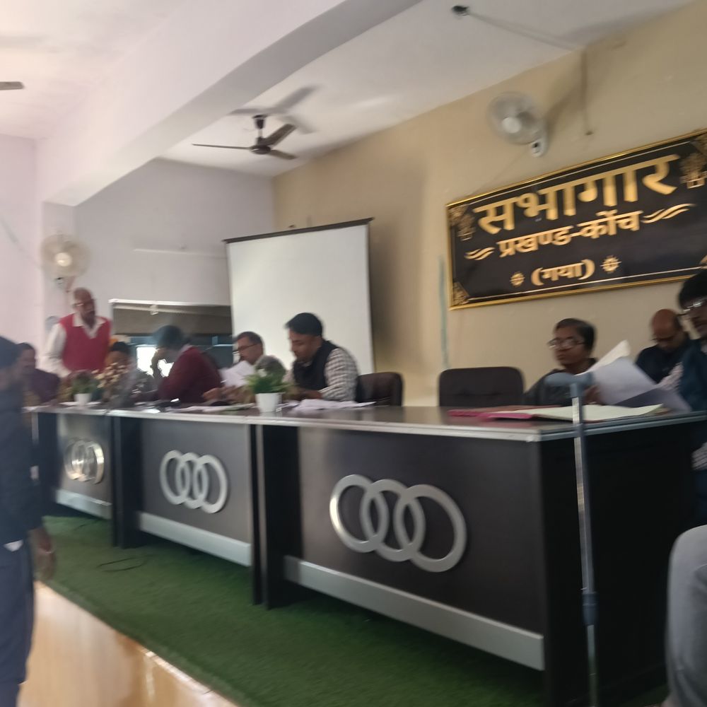 कोंच प्रखंड कार्यालय परिसर में बीडीओ का जनता दरबार:रेवेन्यू और भूमि सुधार विभाग के अधिक मामले, संबंधित कर्मियों को निर्देश