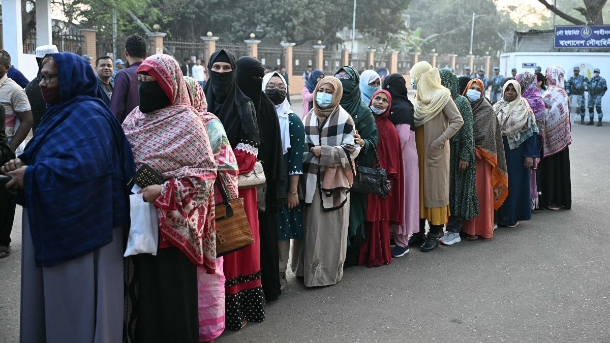 बांग्लादेश में विपक्षी पार्टी को वोट देने पर महिला के साथ गैंगरेप, पति को रस्सी में बांधकर सामने ही लूटी इज्जत