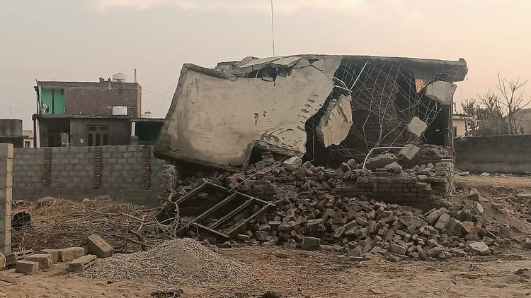 J&K: सरकारी जमीन पर बुलडोजर चला तो भड़के लोग, अतिक्रमण हटाने गई राजस्व व जेडीए टीम पर पथराव, दो गैंगमैन घायल