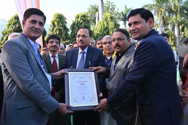 Fatehabad News: सीजेआई ने बड़ोपल के विनोद कड़वासरा को दिया हरियाणा गौरव पुरस्कार