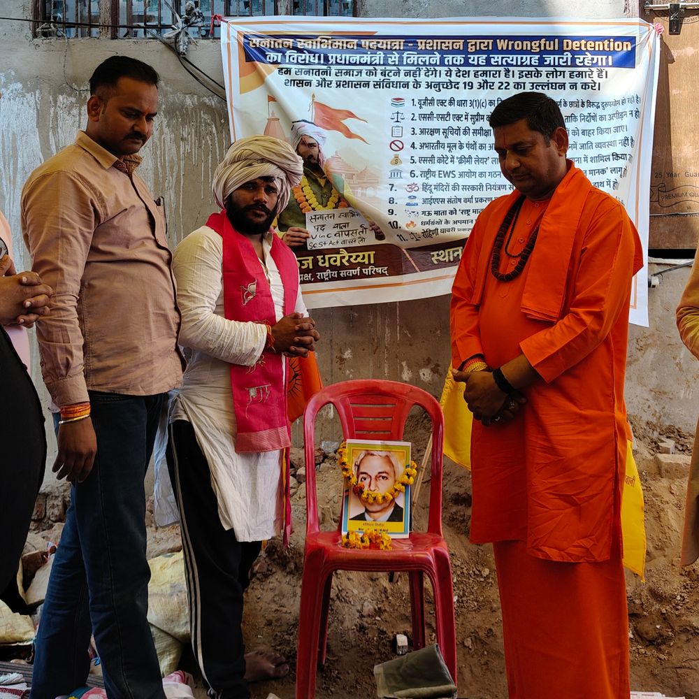 हाथरस में आरएसपी अध्यक्ष का धरना जारी:धरनास्थल पर मनाई बीएन राव की जयंती, समर्थन देने वालों की लगी रही भीड़