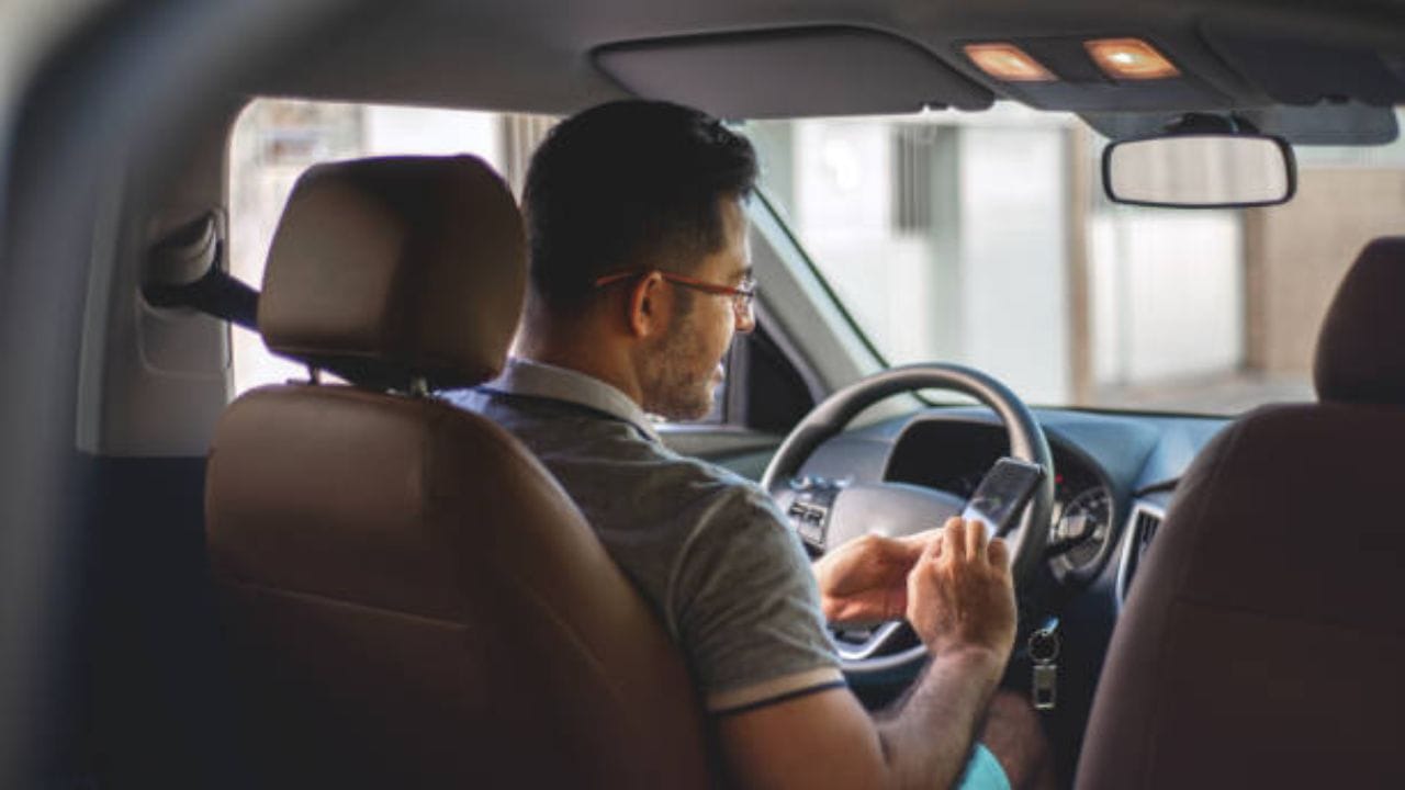 OMG! कैब चलाने के दौरान डेटिंग ऐप चलाता दिखा ड्राइवर, फिर बताई ऐसी बात जानकर हैरान रह जाएंगे यूथ