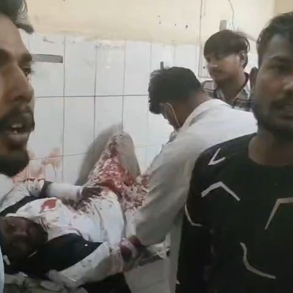 सीतापुर में फल मंडी में पार्किंग विवाद पर हमला:धारदार हथियार से तीन घायल, एक लखनऊ रेफर, एक आरोपी हिरासत में