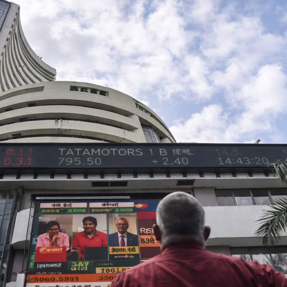 सेंसेक्स 100 अंक चढ़कर 82,600 पर आया:निफ्टी भी फ्लैट, 25,430 के करीब कारोबार कर रहा; आईटी शेयरों में बिकवाली