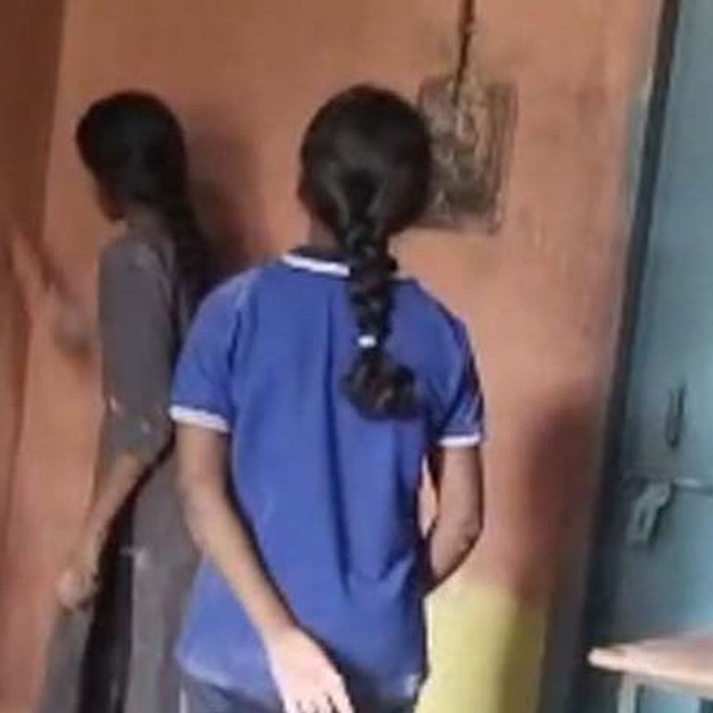 बालिकाओं द्वारा छात्रावास की दिवारों को रंगाने का VIDEO वायरल:रायगढ़ के कोड़सिया छात्रावास में नाबालिग पोताई करते नजर आए, अधिकारी बोले- टीम जांच के लिए जाएगी