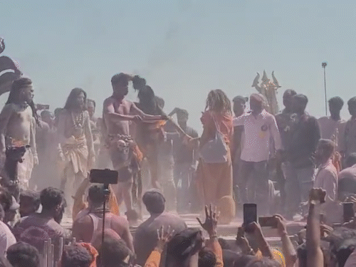 जलती चिताओं के बीच खेली चिता-भस्म की होली; VIDEO:काशी के हरिश्चंद्र श्मशान पर नाचे भूत-पिचाश, गूंजा - होली खेलें मसाने में...