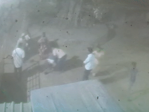 युवक को दौड़ा-दौड़ाकर पीटा, मर्डर का LIVE VIDEO:गरियाबंद से धमतरी चौथिया आया था, डांस के दौरान विवाद, बैंड वालों ने चाकू से हमला किया