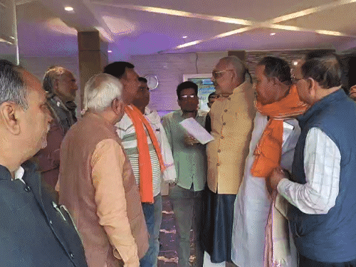 'भारत में रहने वाले सभी लोग प्रभु श्रीराम के वंशज':गिरिराज सिंह बोले- चुनाव आयोग को डिस्टर्ब कर रही हैं ममता बनर्जी, सरिया कानून नहीं चलेगा