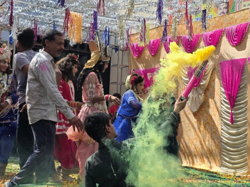 एकादशी पर रंगों से सराबोर हुई कल्कि नगरी:शोक उठाने की 100 साल पुरानी परम्परा, राधाकृष्ण रासलीला हुई