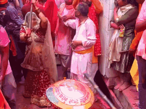 राधा की सखियां आज बरसाना के हुरियारों पर बरसाएंगी लाठियां:हुरियारे छेड़ेंगे-रंग लगाएंगे, सखियां दौड़ाएंगी...8 लाख लोग देखने पहुंचे