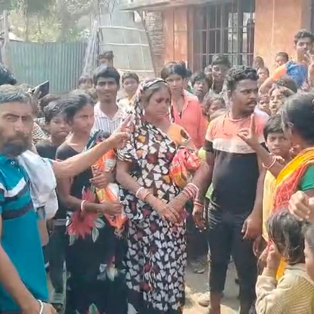 कटिहार में भीड़ ने दो महिलाओं को घेरा, बंधक बनाया:बच्चा चोरी की अफवाह पर 2 घंटे तक चला हंगामा