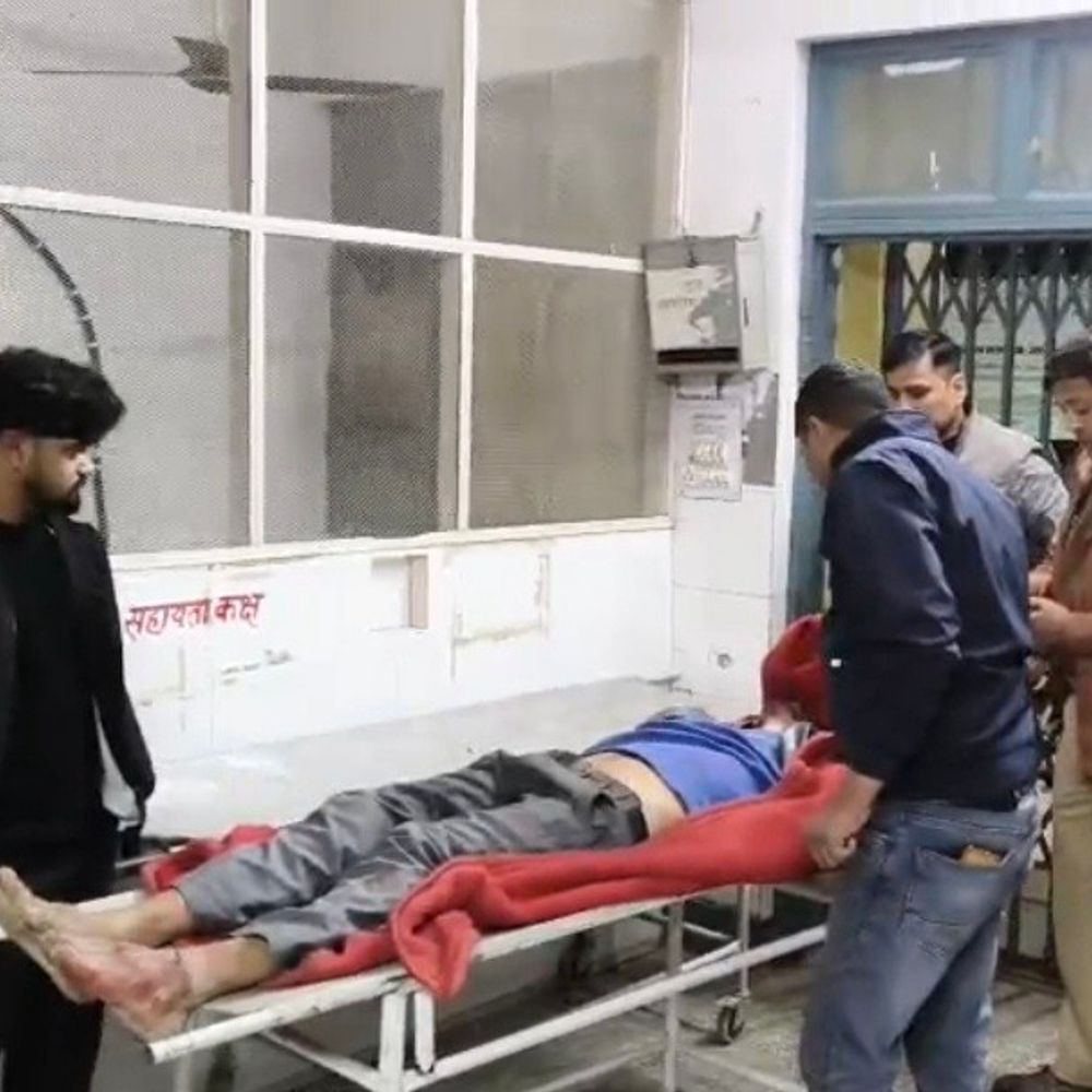 आगरा-मुरादाबाद हाईवे पर खड़े ट्रक से टकराया कैंटर:संभल में चालक की मौत, सड़क किनारे खड़े ट्रक में पीछे से घुसा