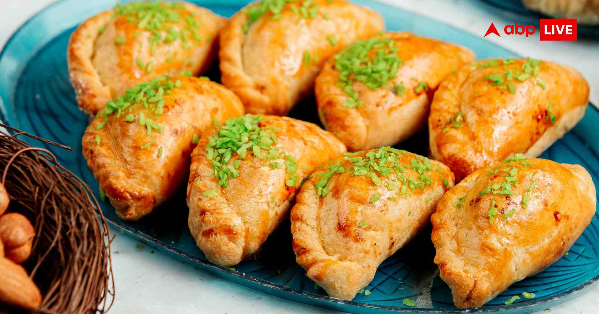 Holi 2026 Special: इस होली में घर पर बनाएं टेस्टी गुजिया, जानें सिंपल रेसिपी