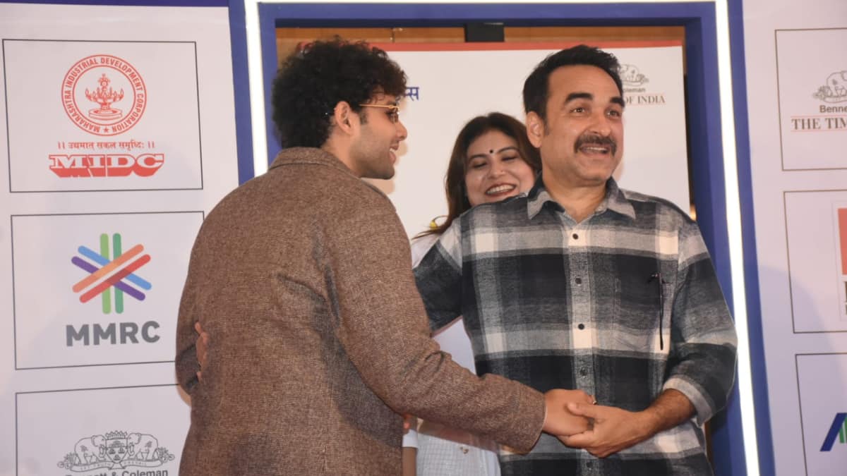 ‘ये अपना गांव वाला है’, सिद्धांत चतुर्वेदी से ऐसे मिले पंकज त्रिपाठी, सब देखते ही रह गए