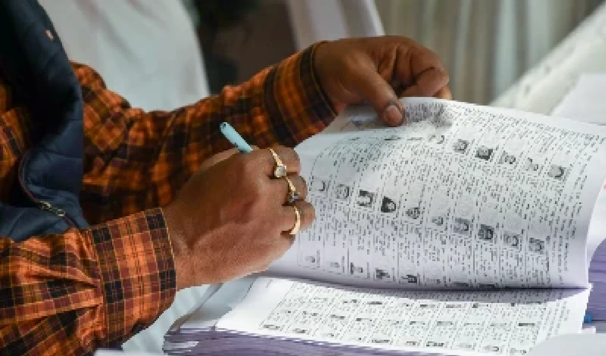 SIR में गड़बड़ी पर चुनाव आयोग की बड़ी कार्रवाई, बंगाल के 7 अधिकारी सस्पेंड