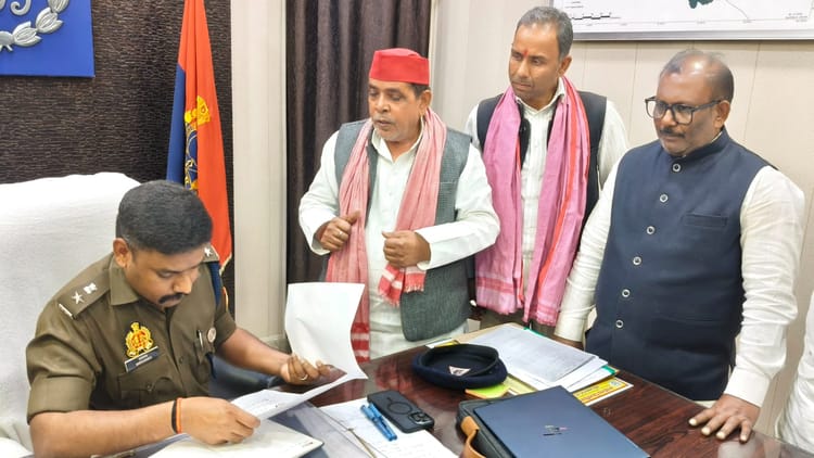 Amethi News: सपा अध्यक्ष पर टिप्पणी से नाराज सपाइयों ने सौंपा ज्ञापन