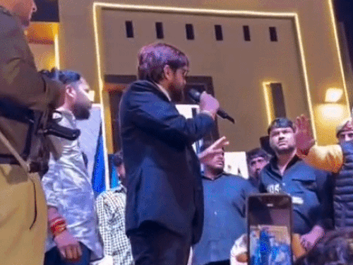 सिंगर मासूम शर्मा ने मंच से चिल्लाकर सरपंच को उतारा:बोले-मैं MLA-मंत्री तक को कुछ नहीं समझता, जींद में धक्का-मुक्की के बाद बहनोई ने माफी मांगी