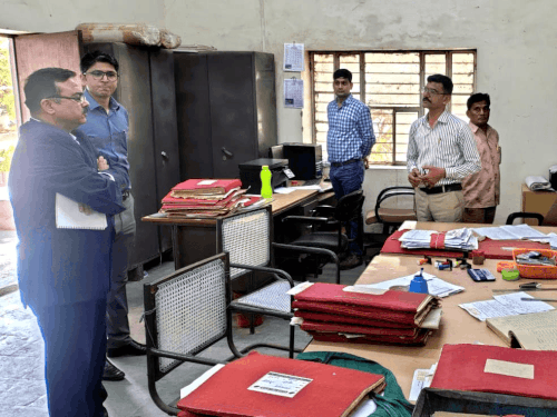 बूंदी कलेक्ट्रेट का राजस्व मंडल अध्यक्ष ने किया निरीक्षण:कामकाज की बारीकियों को परखा, पेंडिंग मामलों के निपटाने के निर्देश