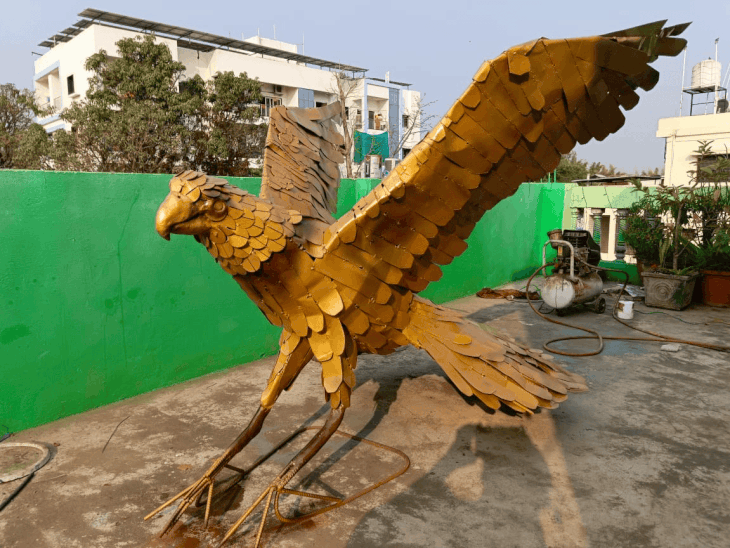 बैतूल में कबाड़ से जुगाड़ कर बनाया गरुड़:दो हजार लोहे के टुकड़ों से बनी 50 किलो की प्रतिमा