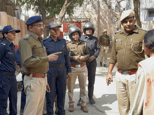 डीग में कालिका पेट्रोलिंग यूनिट ने चलाया गश्त अभियान:नीली वर्दी में स्कूटी पर सवार महिला पुलिसकर्मियों ने सुरक्षा का दिया संदेश